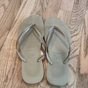 Havaianas Flip Flops with Metallic Gold Straps Womens 41-42